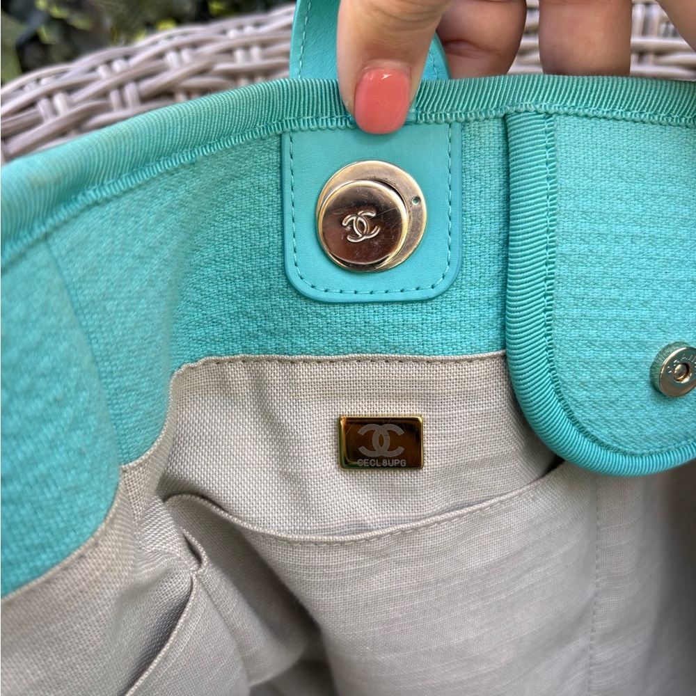 Authentic CHANEL 2025 Deauville Large Turquoise blue excellent condition - Picture 12 of 13